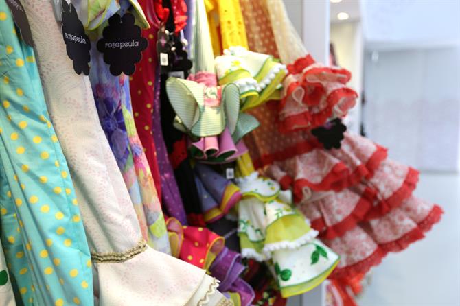 Rüschen und schwinge Röcke sind ein typisches Merkmal der Flamenco-Kleider