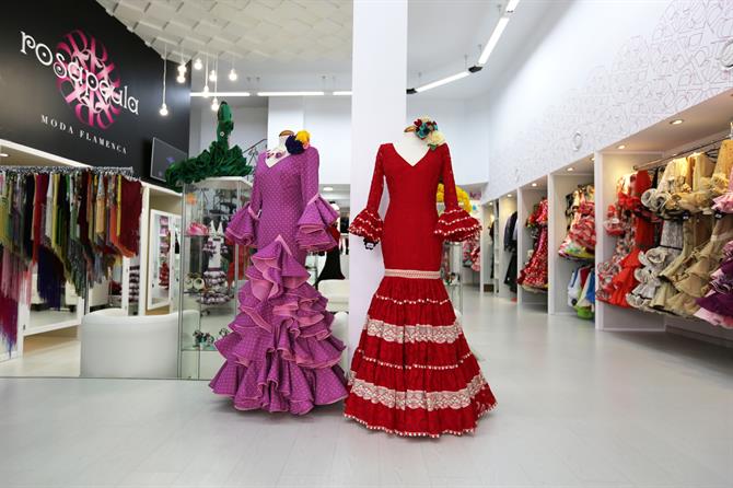 Flamenco-Kleider im Geschäft 'Rosapeula' in Malaga