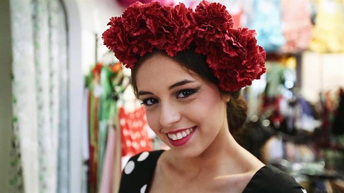 Blumen im Haar sind sehr typisch für die Outfits der Feria