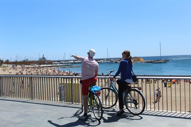 Mit dem Fahrrad die Strandpromenade am Barceloneta entlangfahren