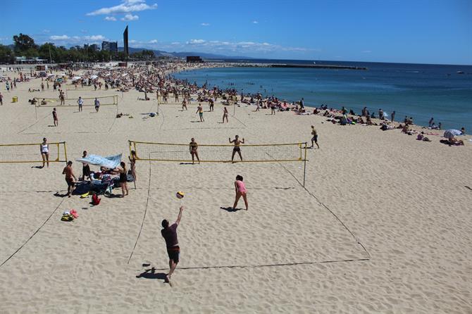 Beach-volley sur la plage de la Barceloneta, Barcelone (Espagne)