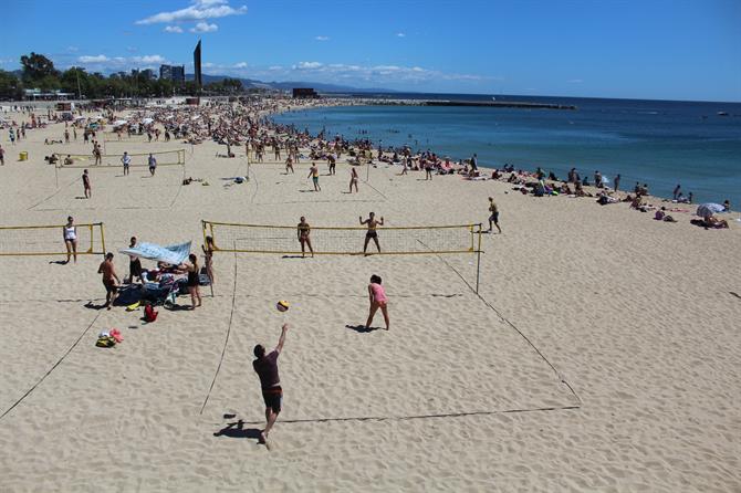 Voleibol en la playa de la Barceloneta - Barcelona