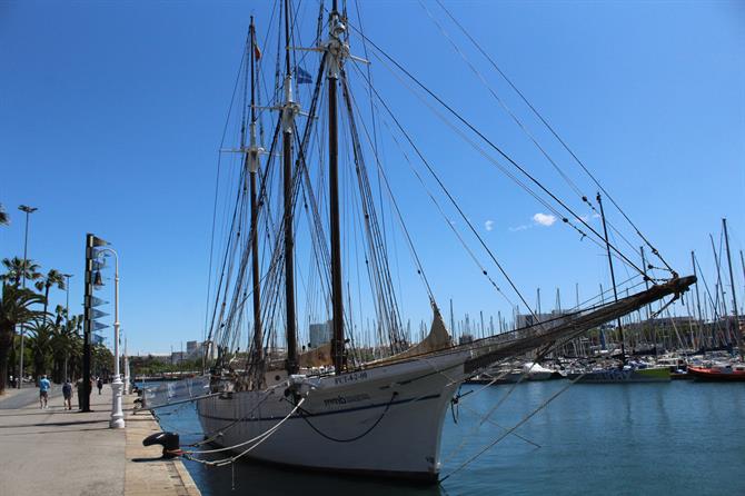 Barco en el puerto del museo marítimo