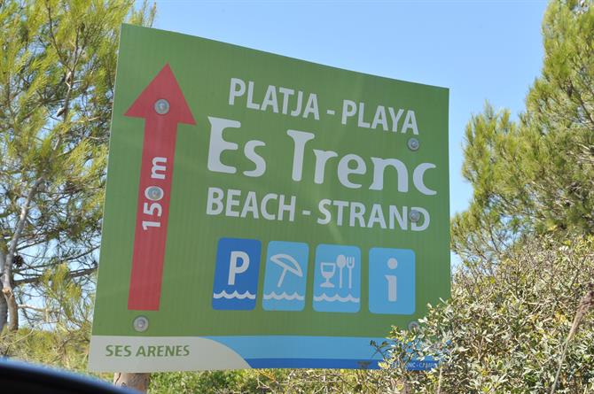 Skilt som viser veien til stranden