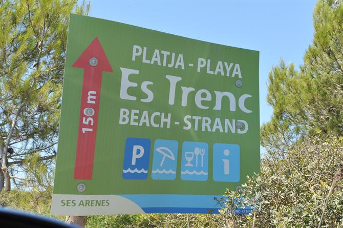 Indicación hacia la playa de Es Trenc