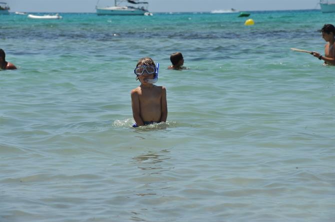 Niños buceando en la playa de Es Trenc