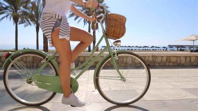 Med en lejet cykel kan du opleve byen