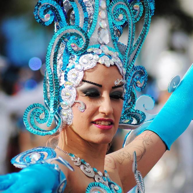 Extravagant utklädsel under en karneval i Spanien
