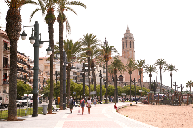 Paseo marítimo de Sitges - Playa "La Fragata" a los pies de la iglesia