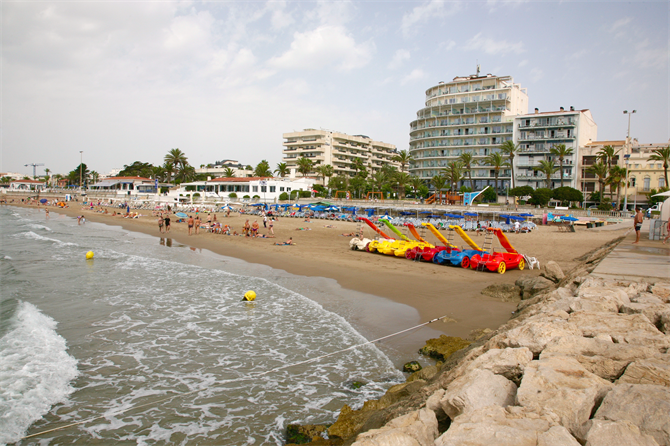 Vandcykler på en strand i Sitges