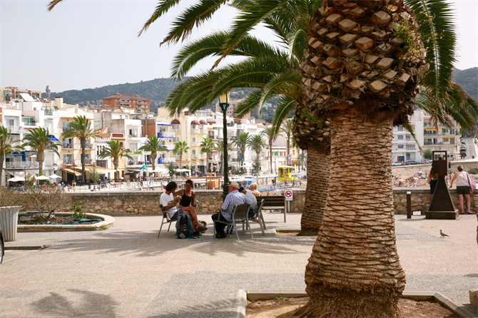 Die Strandpromenade von Sitges