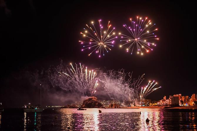 Feuerwerk über dem Strand von Blanes