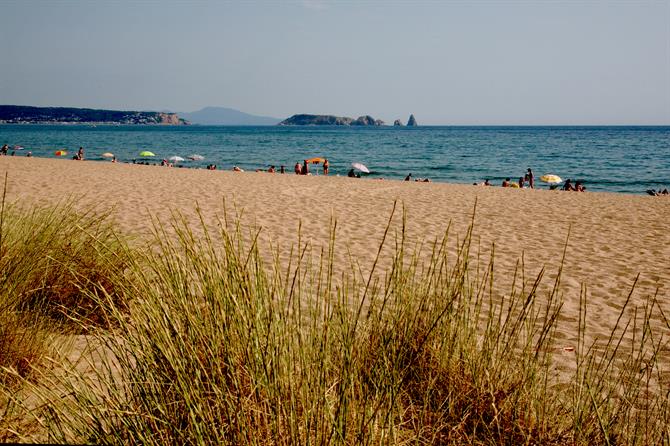 Platja de Pals, der Strand von Pals mit Blick auf die Medes Inseln