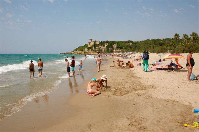 Playa de Tamarit oraz zamek Tamarit, Tarragona