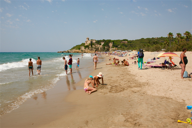 Platja Tamarit mit der gleichnamigen Burg im Hintergrund, Tarragona