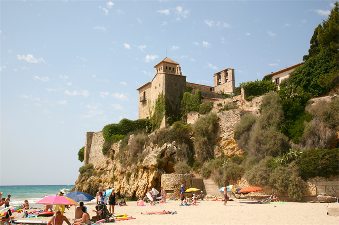 Platja Tamarit mit der gleichnamigen Burg im Hintergrund, Tarragona