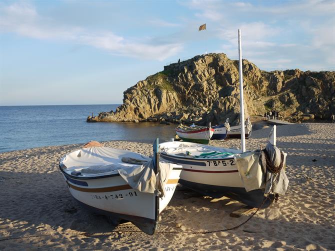 Bateaux sur la plage de Blanes, Costa Brava - Catalogne (Espagne)