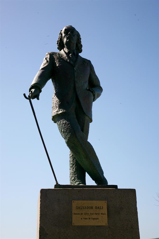 Statue de Salvador Dalí sur la promenade de front de mer de Cadaqués, Costa Brava - Catalogne (Espagne)