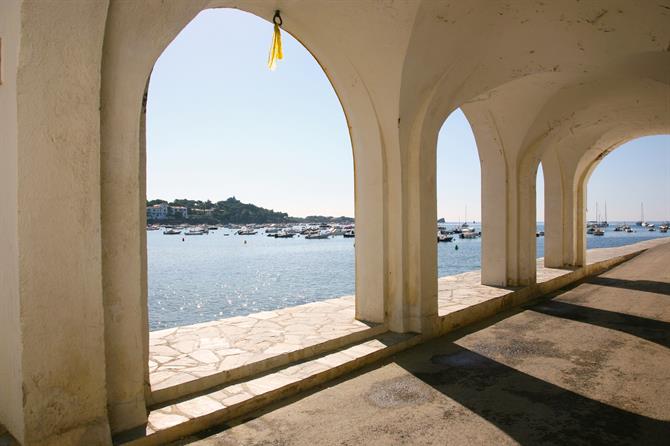 Blick auf die Bucht und die Küste von Cadaqués