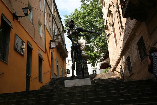 Rzeźba Dali w Figueres