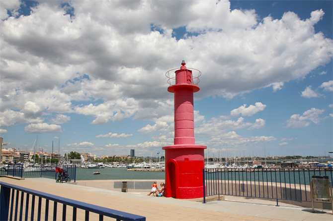 De rode vuurtoren van Cambrils