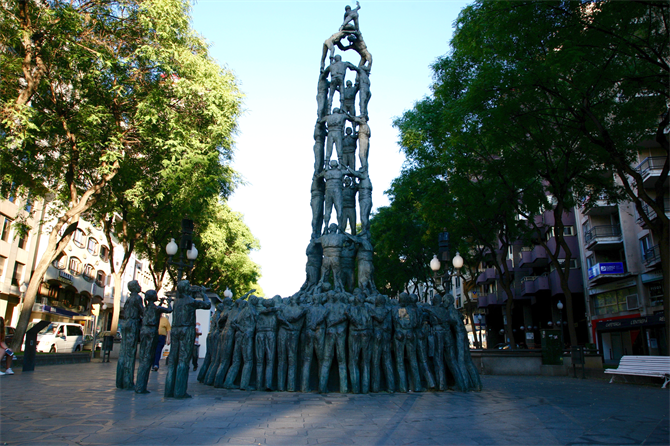 Statue zu Ehren der "castellers" (Menschentürme) in Tarragona
