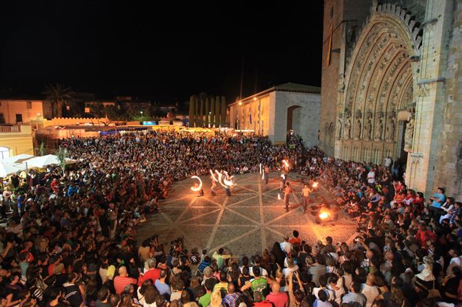 Middelalderfestivalen Tierra de Trovadores ved borgen i d'Empúries