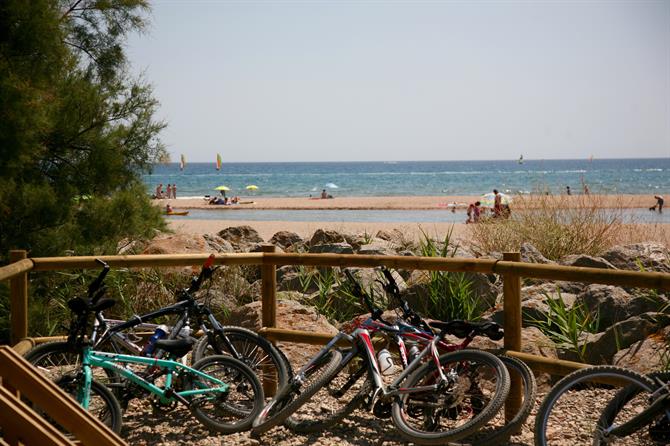 Rowery na plaży w L'Estartit