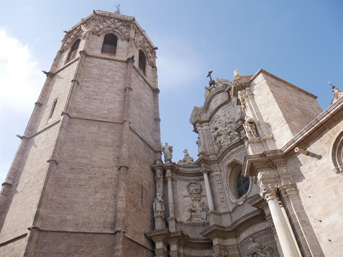 Katedra w Walencji i mieszczące się w środku muzeum. Sierpień 2017.