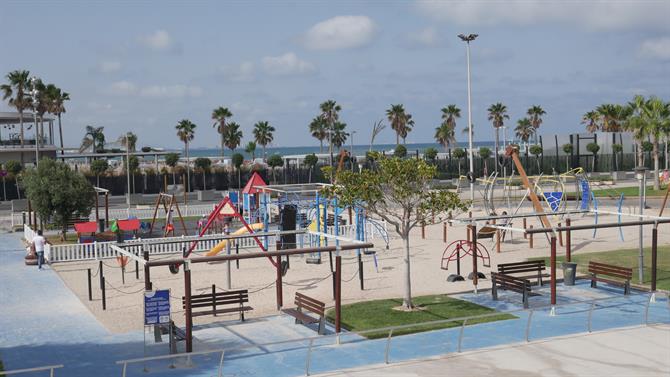 Playa de La Malvarrosa :plac zabaw dla dzieci