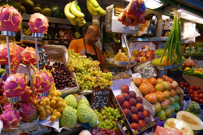 Ein Obst- und Gemüsestand im "Mercado Central de Atarazanas", Málaga