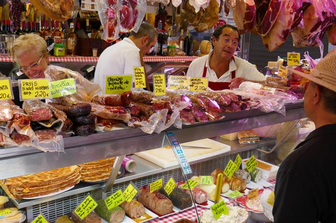 Ein Stand mit Wurstwaren in Málagas Markthalle