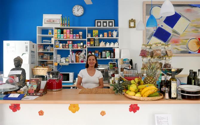 Lola, ägaren för El Karmem Yoga kafé, Malaga