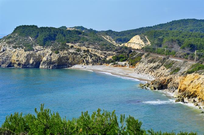 Nudistsranden vid Cala de Home Mort i Sitges