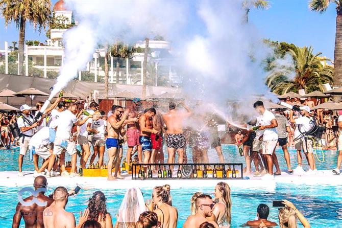 Ocean Club Champagne Party a bordo piscina, Marbella