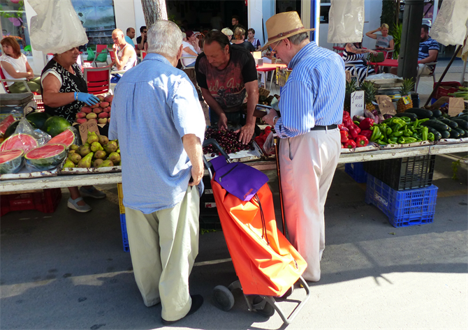 Mercatino della frutta e della verdura ad Altea