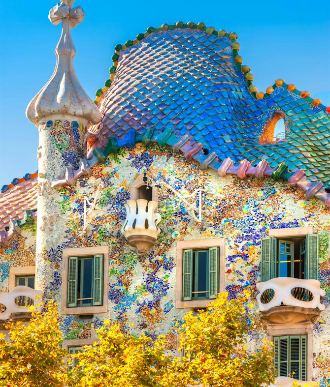 Casa Batlló med sin färgglada fasad, torn och små balkonger