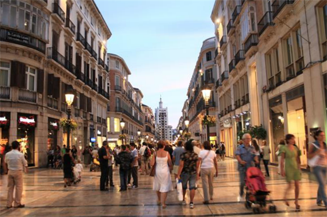 Den livliga shoppinggatan Calle Larios i Málaga