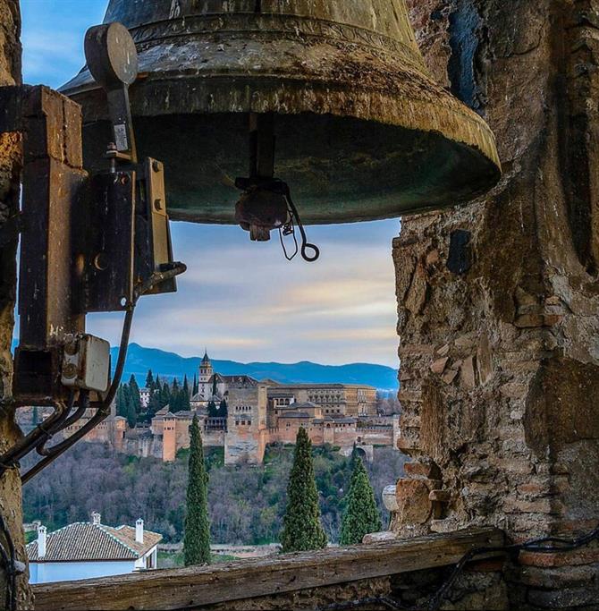 Widok z Alhambry w Granadzie z dzwonnicy el Campanario del Salvador 