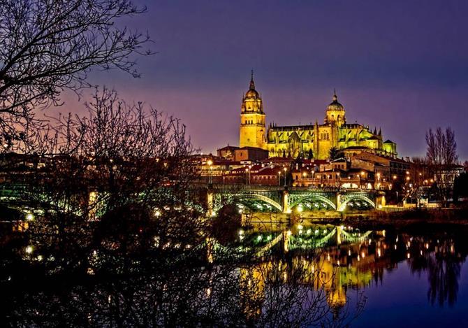 Salamanca w nocy z oświetlonymi mostami