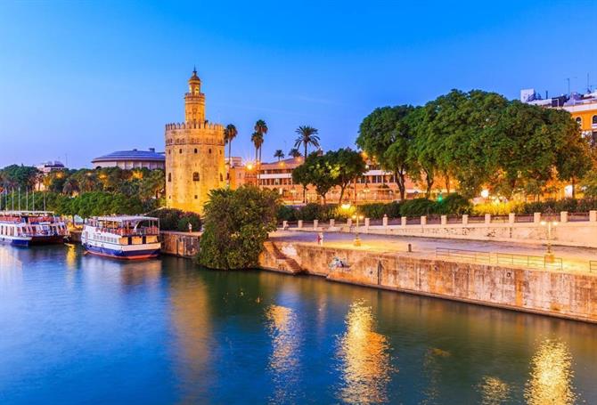 Torre del Oro en Sevilla a orillas del Guadalquivir