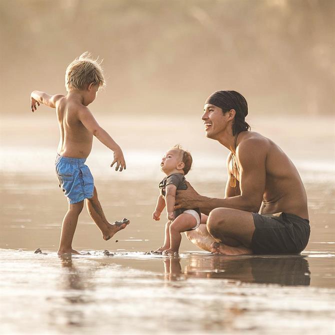 Familie på stranden i Spanien