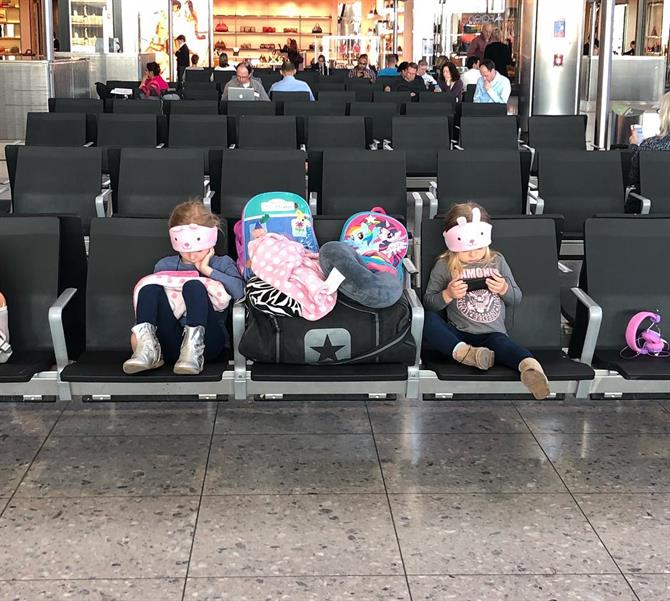 Børn i lufthavnen