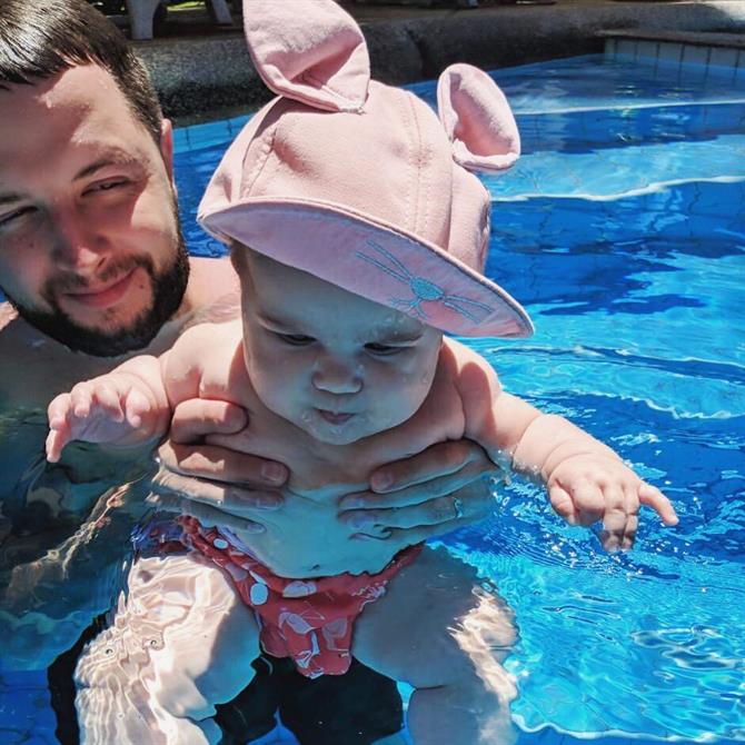Far og baby i pool