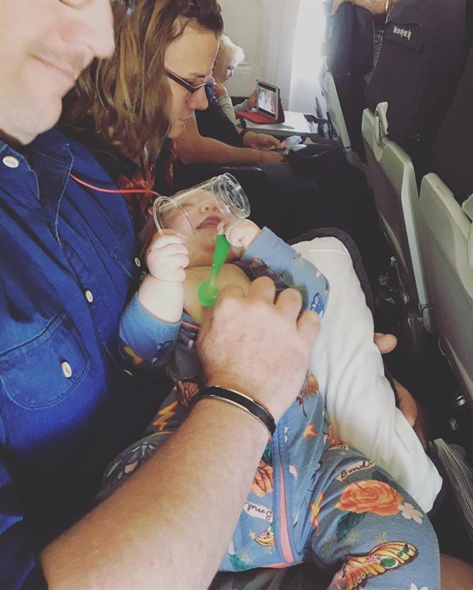 Barn ombord på fly