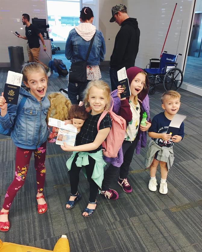 Lokale i lufthavn med børn