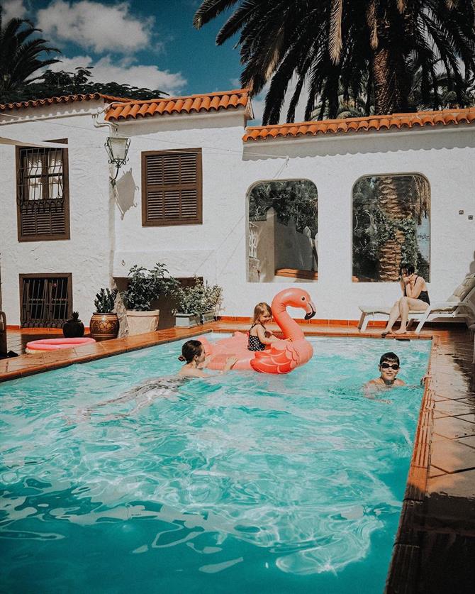 Familie i bassenget på Gran Canaria