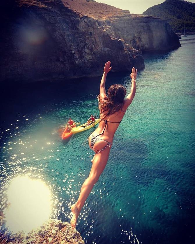 Hopping fra klippene på Ibiza