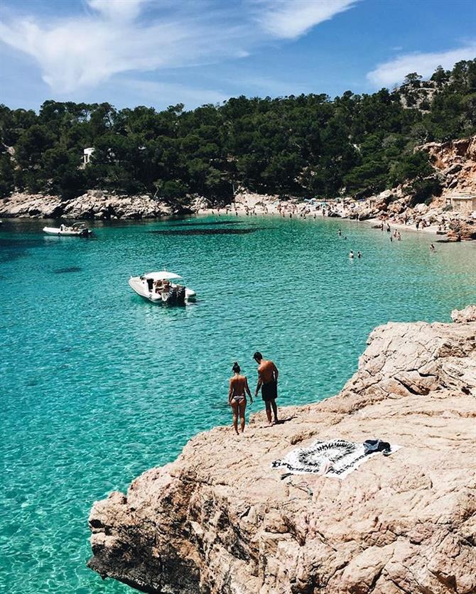 På Ibiza finns oändligt med turkosa badvikar