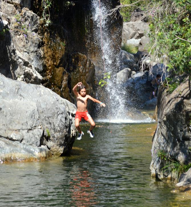 Saltando para piscinas de rio, Istan